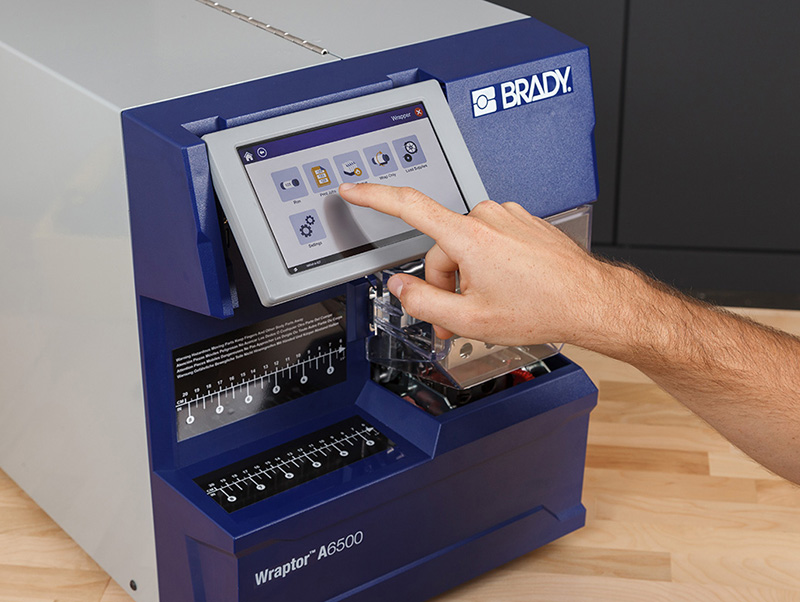 Automatyzacja oznaczeń Brady - jak przejść od ręcznego etykietowania do kontrolowanego, szybkiego procesu