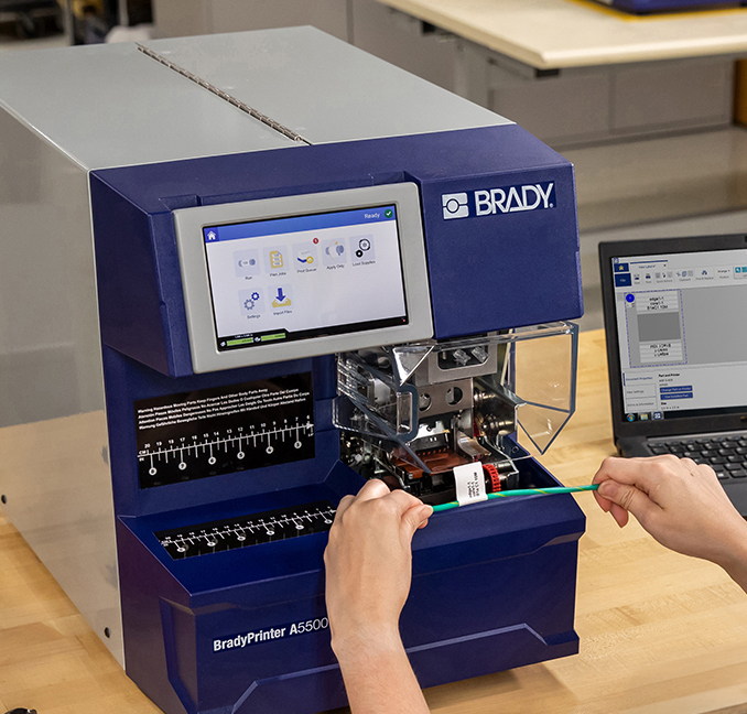 Automatyzacja oznaczeń Brady - jak przejść od ręcznego etykietowania do kontrolowanego, szybkiego procesu