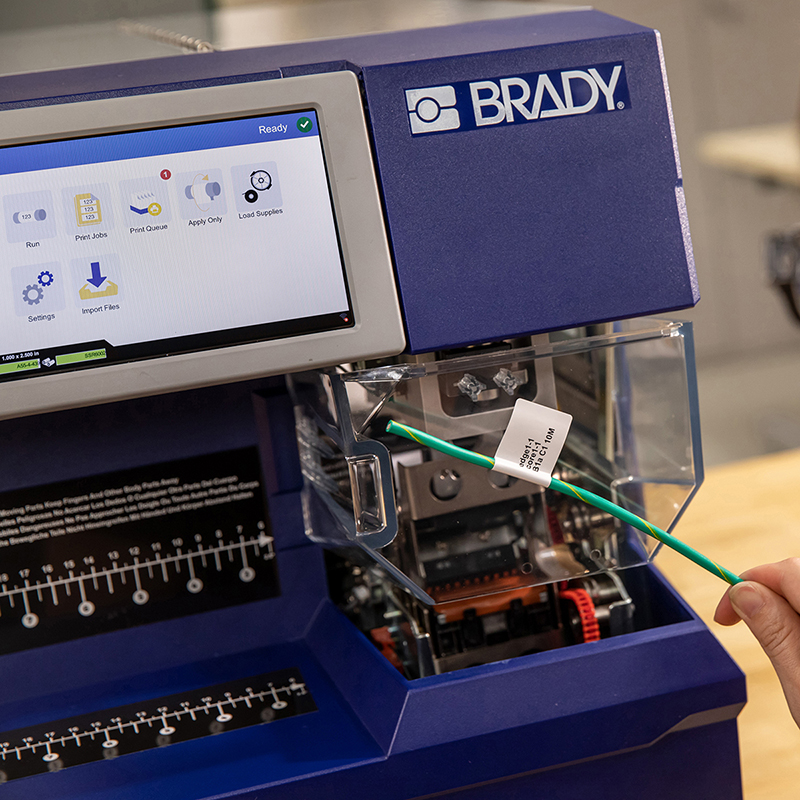 Automatyzacja oznaczeń Brady - jak przejść od ręcznego etykietowania do kontrolowanego, szybkiego procesu