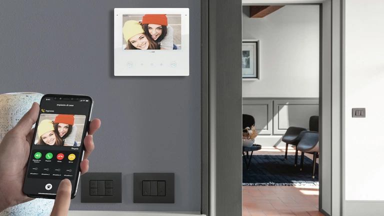 Wideodomofon i bezpieczeństwo w systemie Vimar - kto puka do drzwi?