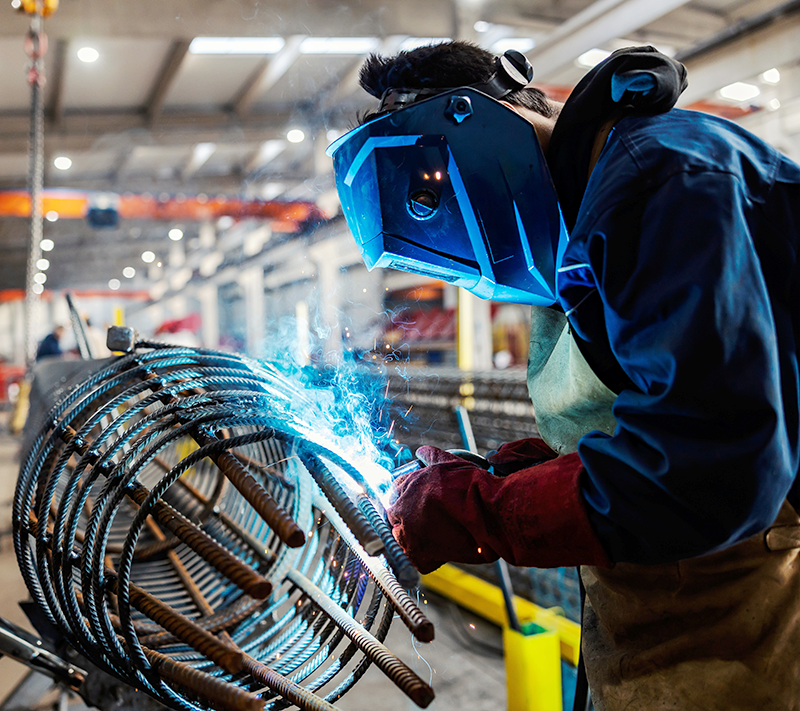 Zautomatyzowany proces spawalniczy pod kontrolą - jak wygrodzenia z pełnej blachy zwiększają bezpieczeństwo