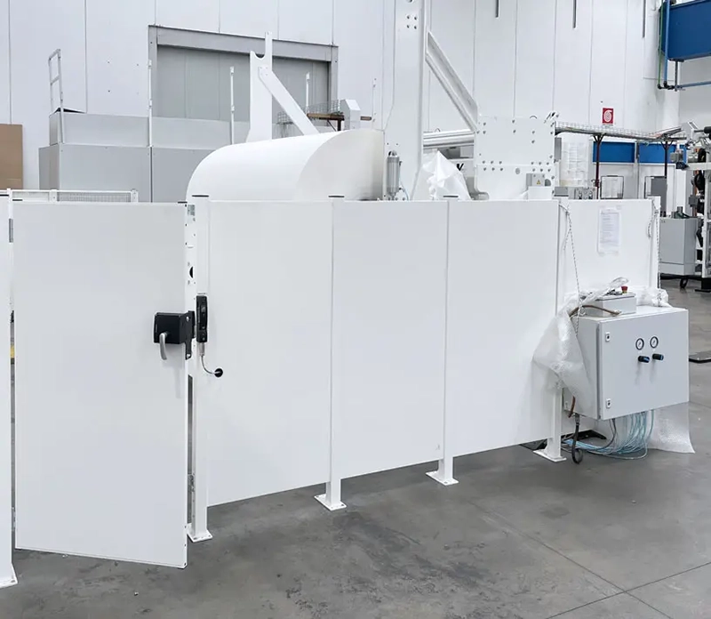 Zautomatyzowany proces spawalniczy pod kontrolą - jak wygrodzenia z pełnej blachy zwiększają bezpieczeństwo