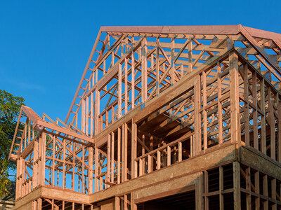 Jak zabezpieczyć instalację bez osłabiania przegrody? Ściany szkieletowe a ochrona przeciwpożarowa instalacji elektrycznych