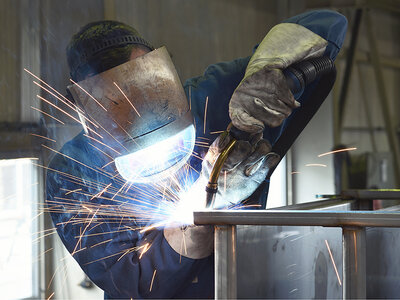 Zautomatyzowany proces spawalniczy pod kontrolą - jak wygrodzenia z pełnej blachy zwiększają bezpieczeństwo