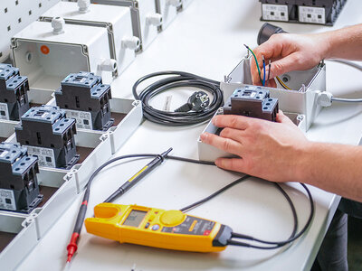 Skrzynki zaciskowe MULTI-BOX – niezawodność dla branży spożywczej poza strefą kontaktu z żywnością