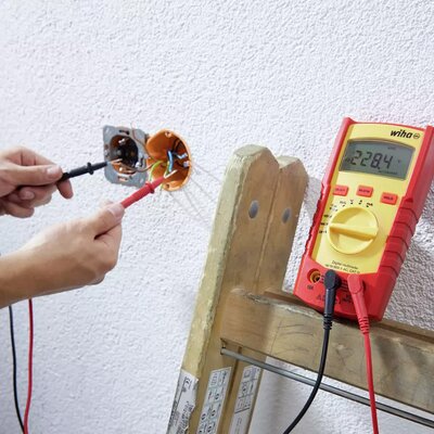 Multimetr cyfrowy do 600 V AC, CAT IV w zestawie 2 baterie AAA, 45218 - zdjęcie aplikacyjne