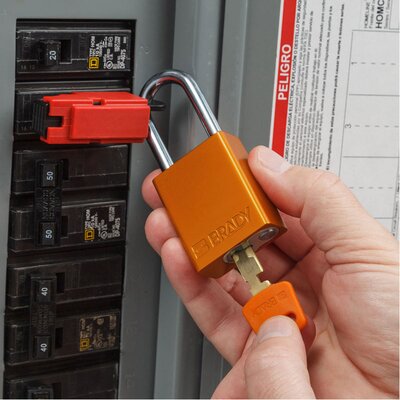 Kłódka bezpieczeństwa LOTO SafeKey, aluminiowa, szekla 38 mm, fioletowa, 150333 - aplikacja 1