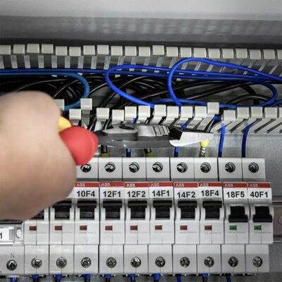 Szczypce uniwersalne Industrial electric, 45705 - aplikacja